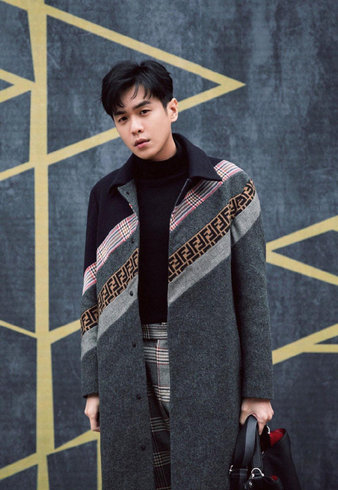 张若昀不愧是京城阔少,一个包包都要3万4,真