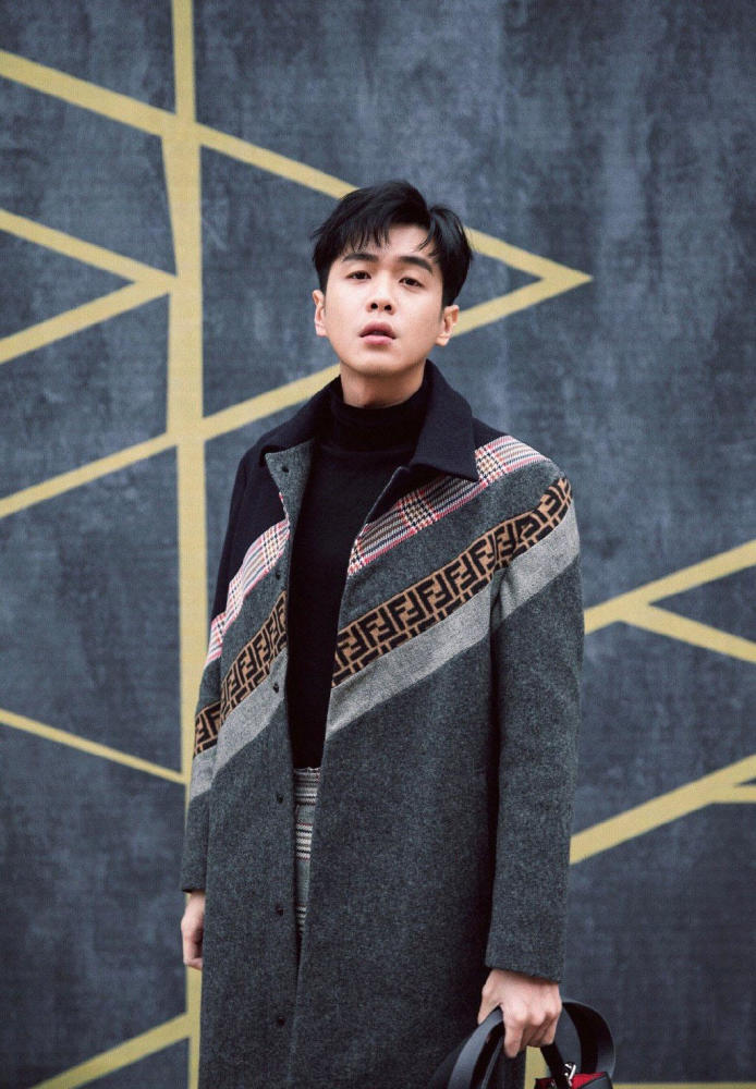 张若昀不愧是京城阔少,一个包包都要3万4,真