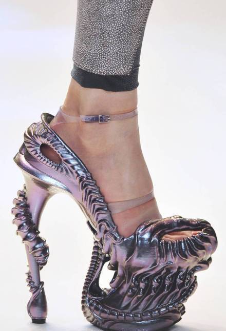 "反人类"的脚尖美学:31cm犰狳鞋,超模撅腚摆手一步一颤!