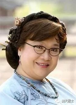 这类女性是鼻子大,肉多,准头下垂,这类女性结婚前财运只算是普通,而