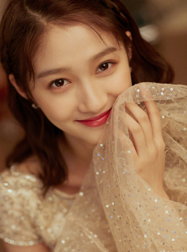 关晓彤换波浪卷发之后调皮可爱,秒变小公主既