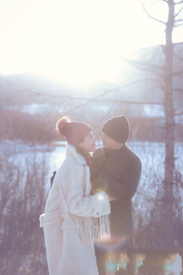 刘涛与老公冬日雪地相拥亲吻甜蜜演绎神仙眷侣爱情