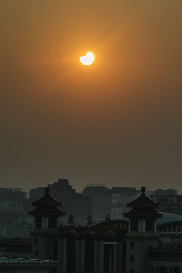 全北京抬头看!天狗吃太阳精彩上演中