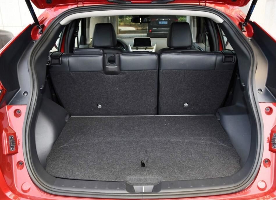 乘坐空间及舒适性配置一般,储物空间可圈可点,实测三菱奕歌