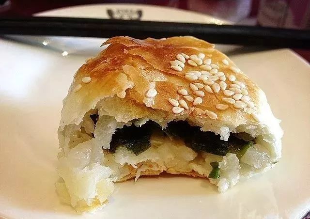 白蛇烧饼是温州传统小吃出炉的饼色呈淡黄色,入口酥化,酥松味香