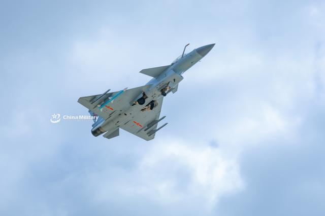 2019开训首飞!红鹰旅歼10c携挂pl10新年开训亮剑