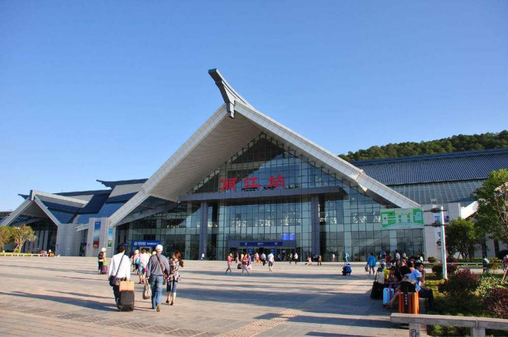 今日起铁路运行图调整,兰渝,昆丽铁路首次运行动车组