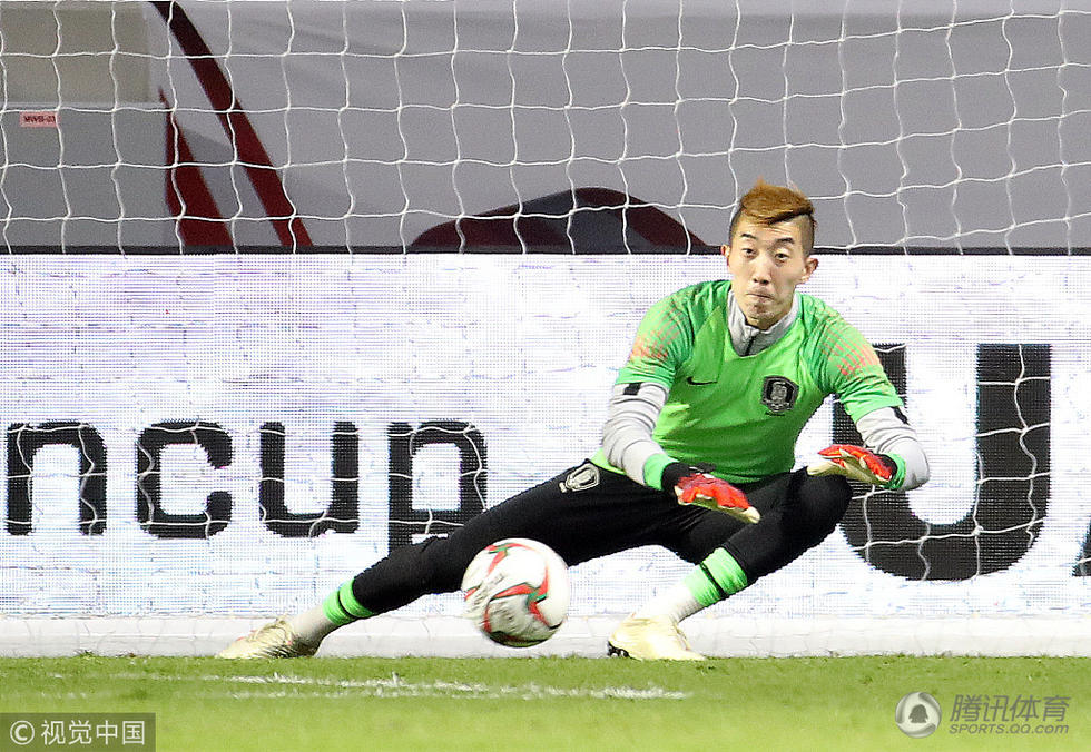 韩国队训练备战 赵贤佑倒地侧扑聚精会神