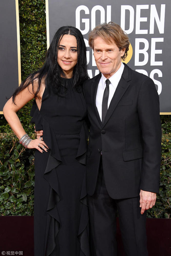 第76届金球奖红毯 杨紫琼性感霸气,Gaga献吻