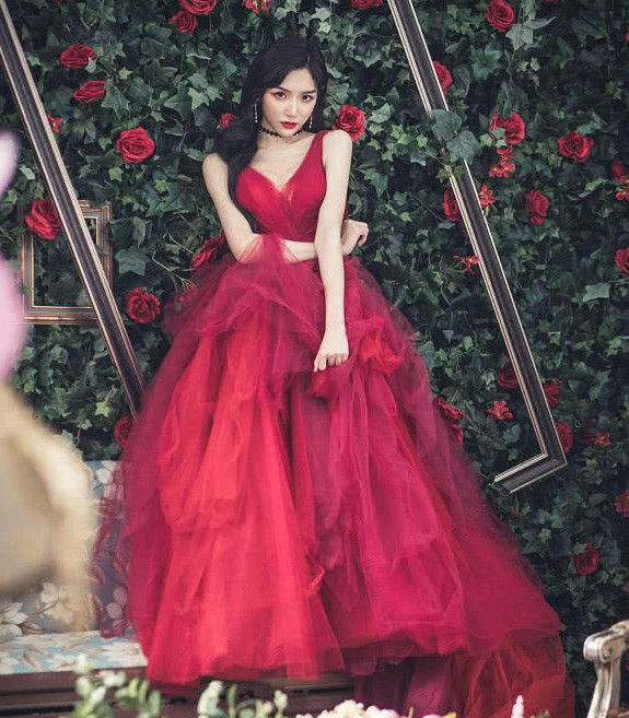 "女装大佬"艾比晒婚纱照,颜值加气质美哭网友,实在太美了