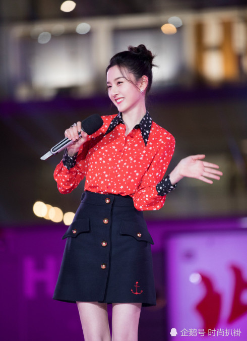 173关晓彤和160宋祖儿同穿短裙,赢了大长腿却