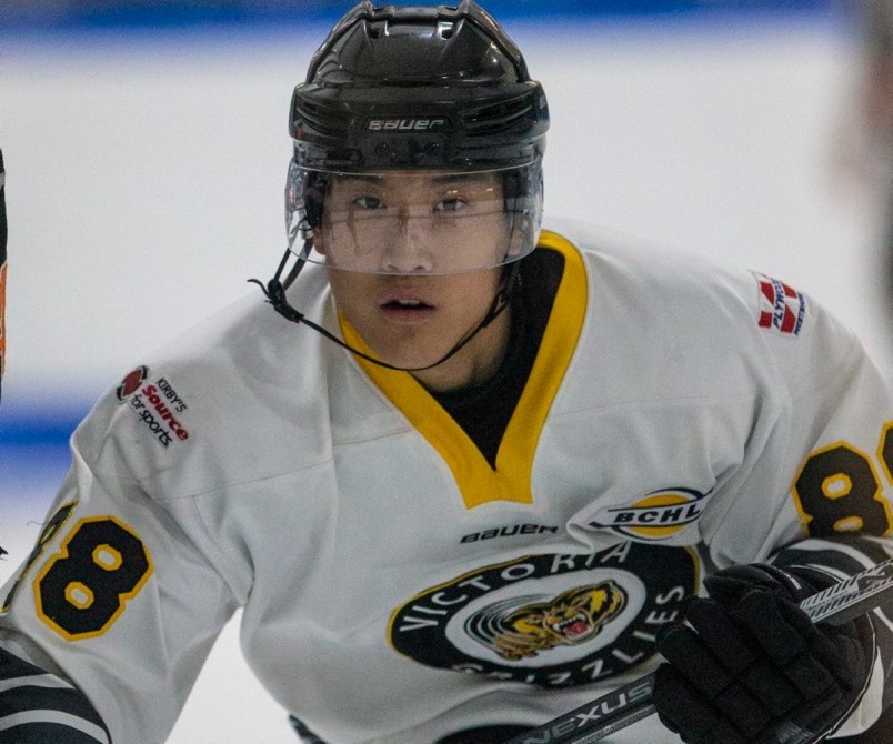 18岁小将任中国队长出战冰球世青赛 与高手对抗努力成长