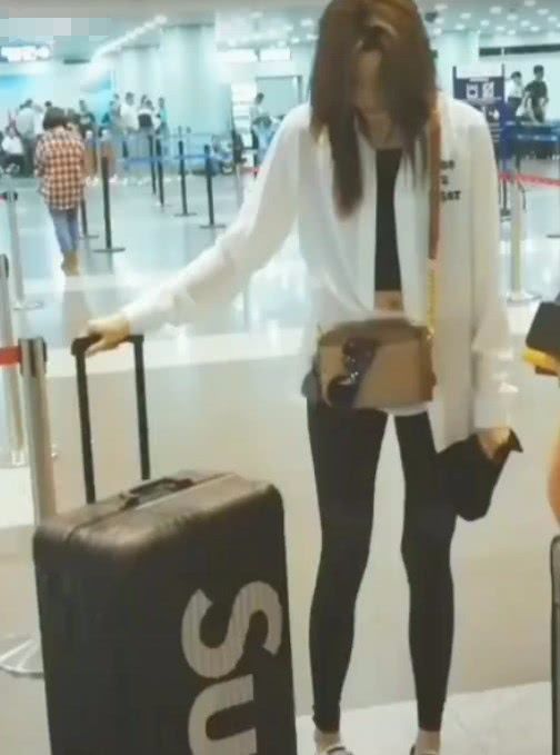 关晓彤一人现身机场,却被拉杆箱抢镜,网友:鹿晗送的就是不一样