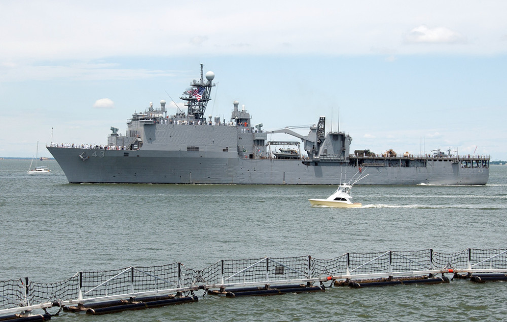 插手俄乌争端,美国海军麦克亨利堡号登陆舰驶