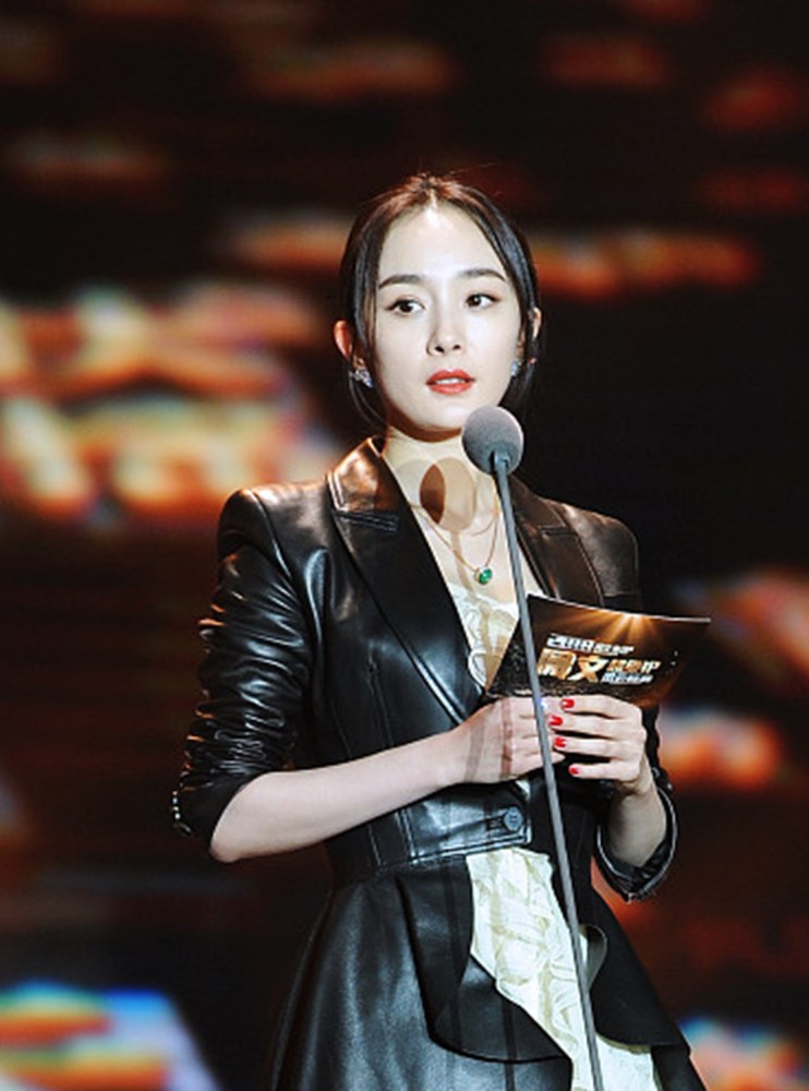 李溪芮现逆天大长腿超杨幂,可在气场上却完败