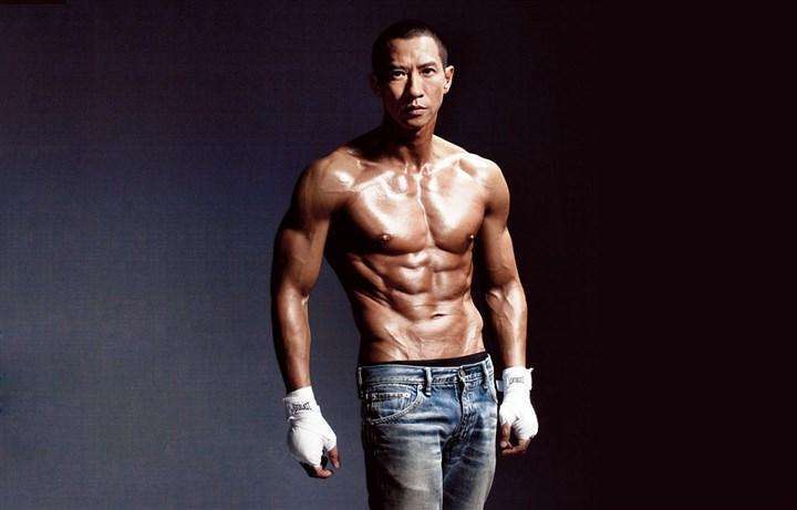 张家辉|张家辉56岁人字拖低调出行，顾家拍戏身家上亿，影帝也真商业鬼才