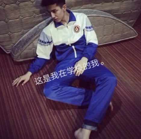 金瀚高中校服投篮照疯传,看到半裸上身流汗抱球照后:从小帅到大