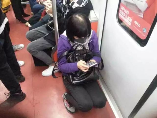 11号线“板凳族”早高峰占空间 上海地铁：存在安全隐患
