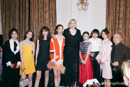 杨超越连《人物》杂志封面也解锁了,年终成绩