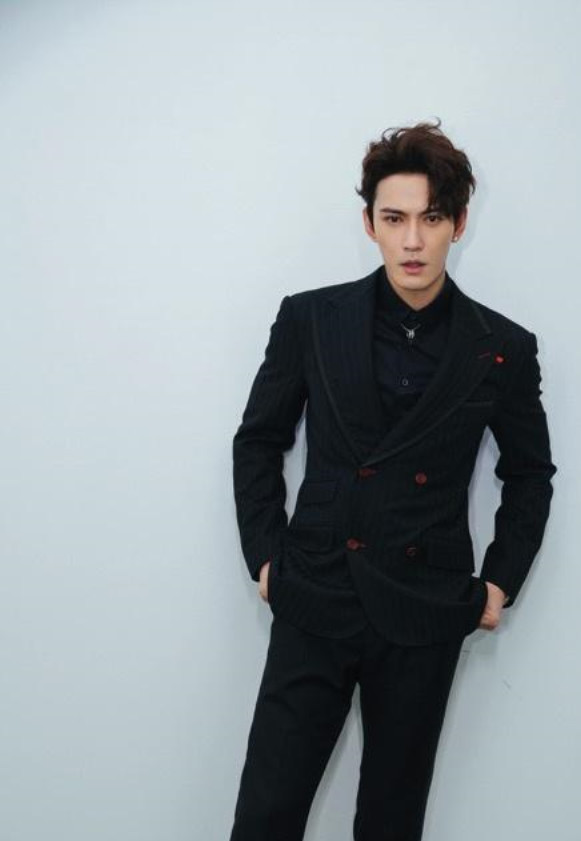 徐正溪活动图爆出黑白西装是王子范儿本人了_腾讯新闻