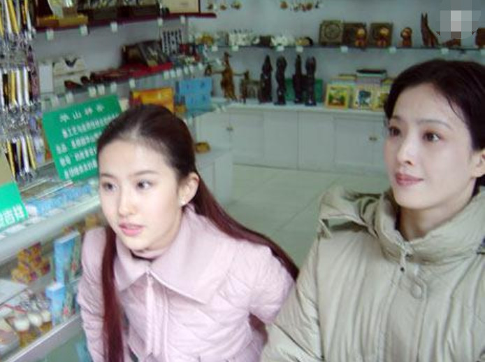 本以为刘亦菲妈妈够有气质了,看到鞠婧祎妈妈