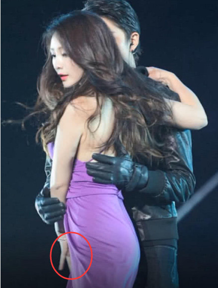 mike和柳岩贴身热舞,没想到柳岩先忍不住了,网友:你摸哪儿