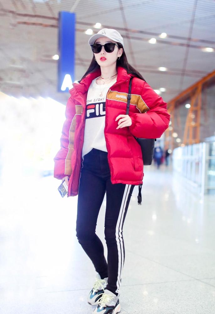 冬天必备的红色羽绒服,3个穿搭技巧穿出时髦感