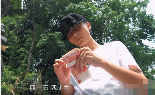 变形计:最壕城市富二代,数钱数到手抽筋,网友:贫穷限制了想象