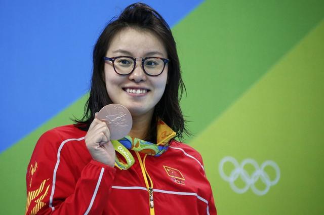 傅园慧衣服上为啥总是出现一条红带子?傅爸说