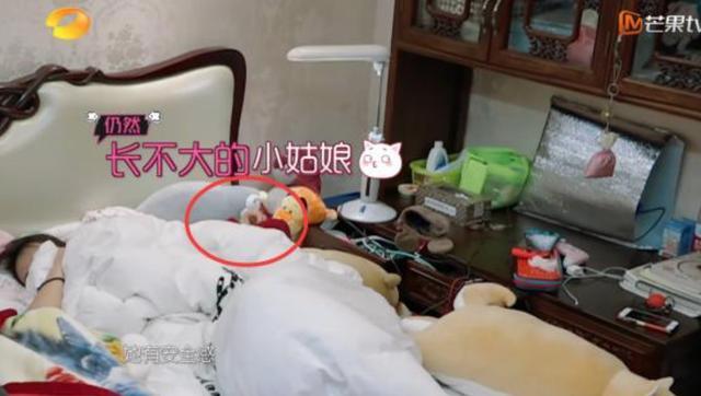 傅园慧衣服上为啥总是出现一条红带子?傅爸说