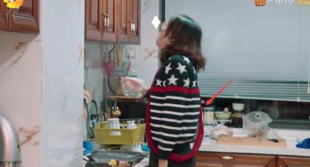 傅园慧衣服上为啥总是出现一条红带子?傅爸说