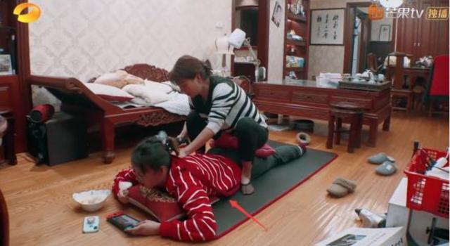 傅园慧衣服上为啥总是出现一条红带子?傅爸说