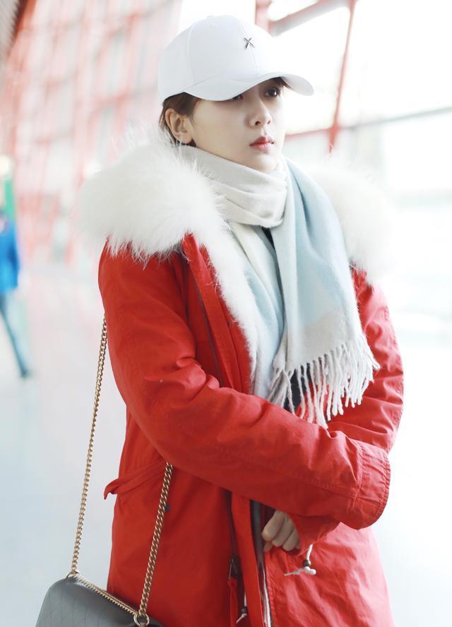 杨紫机场抓拍图状态全开!大红色羽绒服超显白