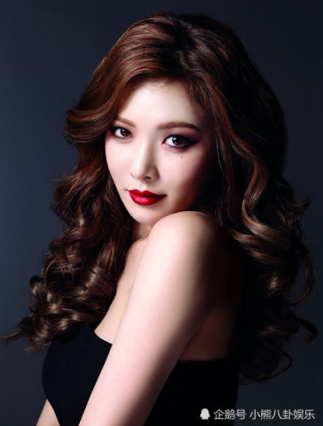 金泫雅的耳朵上不仅有四个耳洞,还戴着特大号别针,看着都疼!