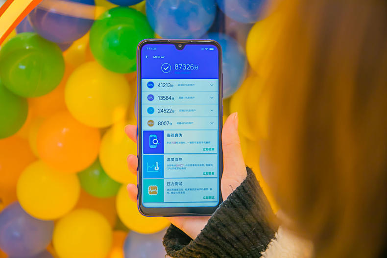 用流量颠覆千元机体验!小米Play评测