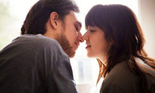 电影常见的3种接吻招式,让女生束手就擒,法式