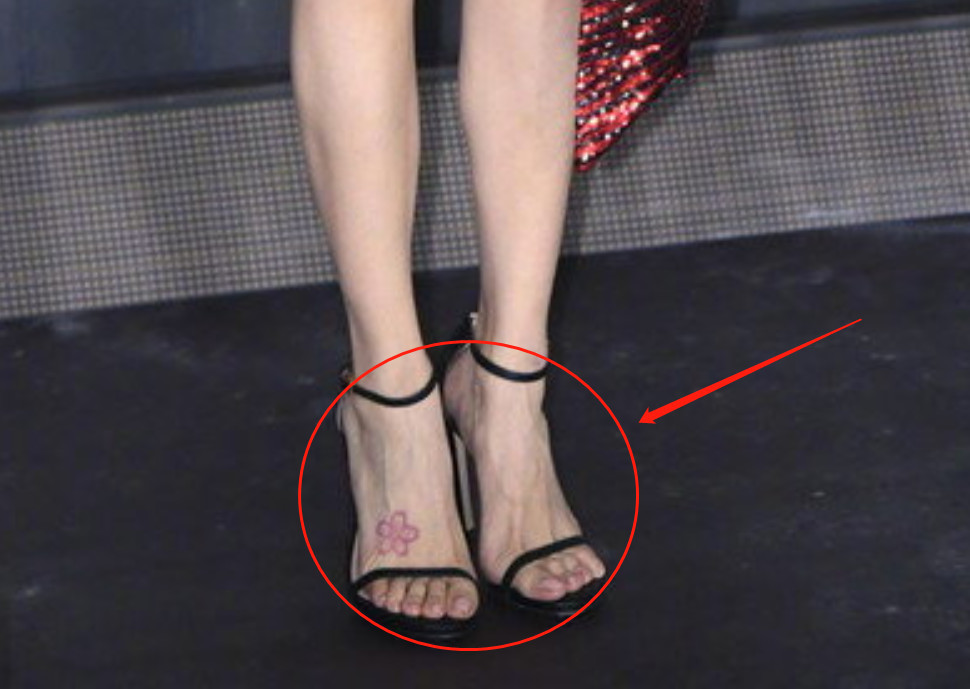 Angelababy生图:头发乱了口红糊了,脚上爆青筋