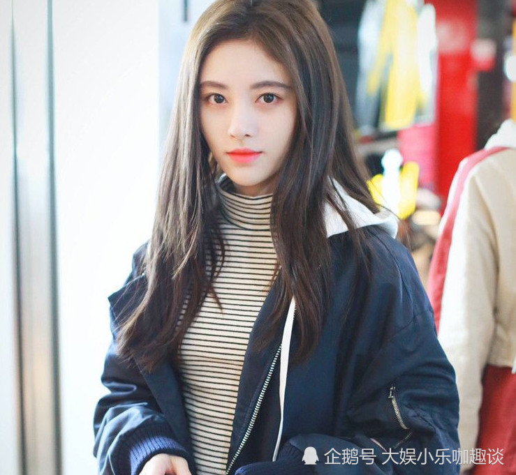 鞠婧祎躺沙发上玩手机,有谁发现她手机壳上的