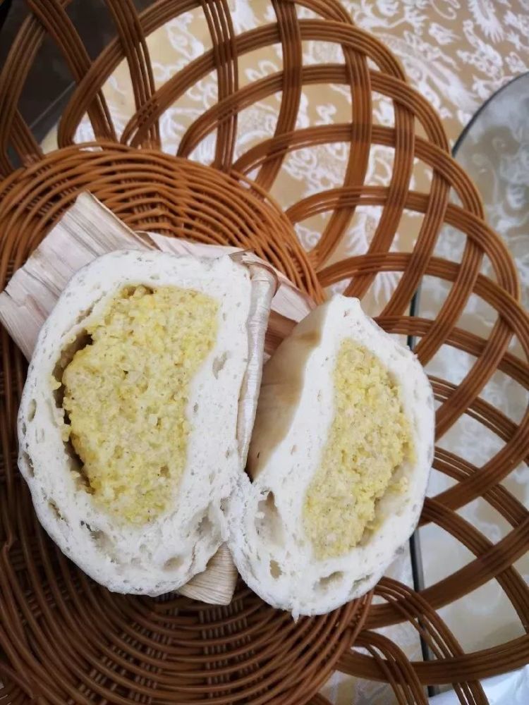 图片来自网络 咸鱼饼子是新鲜的海鱼用盐腌过晒干,然后放在铁锅里搁油