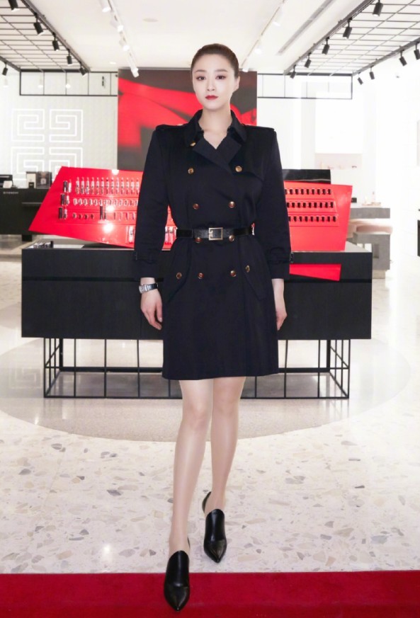 蒋欣这次在参加活动时,她身穿一件黑色的西装裙,双排扣设计展现出了