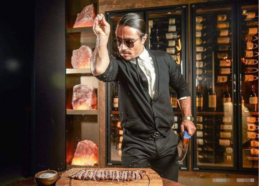 里贝里为撒盐哥捧场,撒盐哥亲自做镶金牛排,