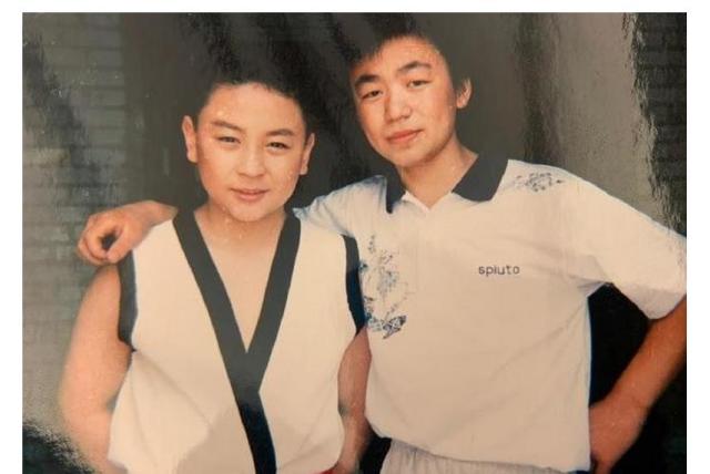 96年王宝强与释小龙的合影,网友:宝宝身高停留在合影那一年