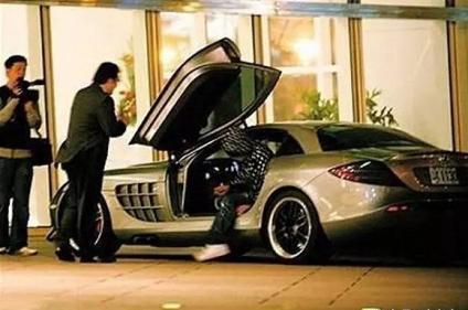 现任妻子是比自己小近30岁的陈巧凤,她和左宗申的妻子袁德秀是亲威