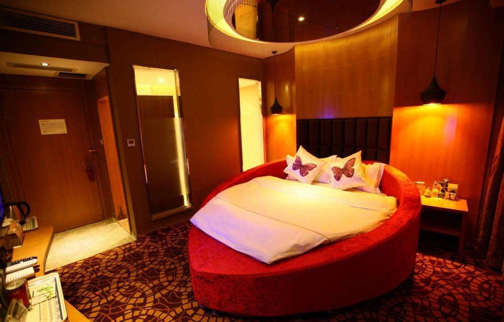 为何酒店"情侣房"放圆床?酒店经理不小心透露出实情,太聪明了