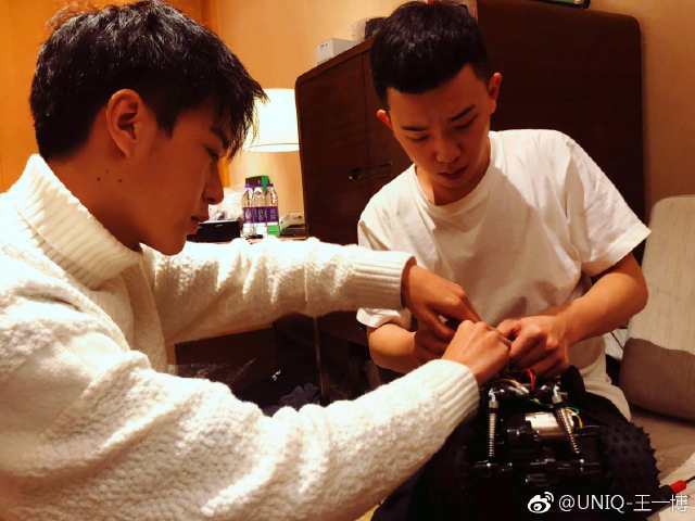 王一博深夜拼装玩具赛车,还发微博庆祝成功,吃