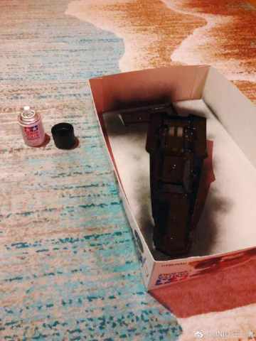 王一博深夜拼装玩具赛车,还发微博庆祝成功,吃