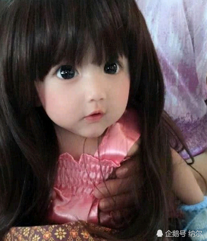 小女孩因颜值逆天走红网络,网友表示怀疑,声称一定是个洋娃娃!