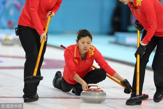 柳荫复出瑞士带年轻队员参赛冰壶运动真是随意