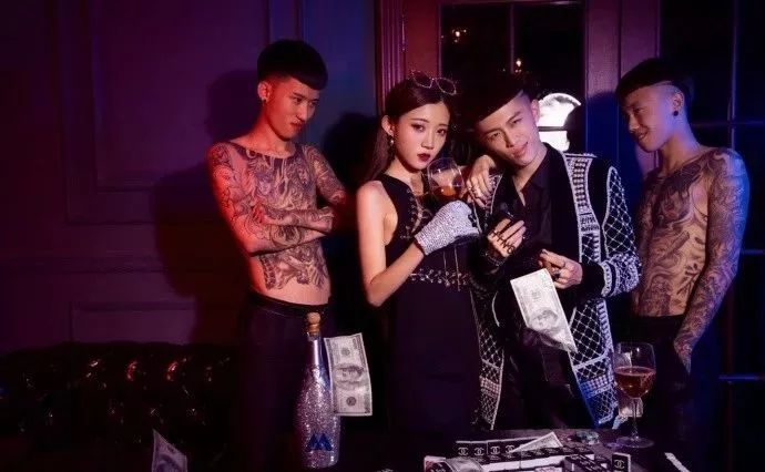 网红|16岁小混混自创社会摇疯狂吸金被封，如今狂刷百万礼物重出江湖…