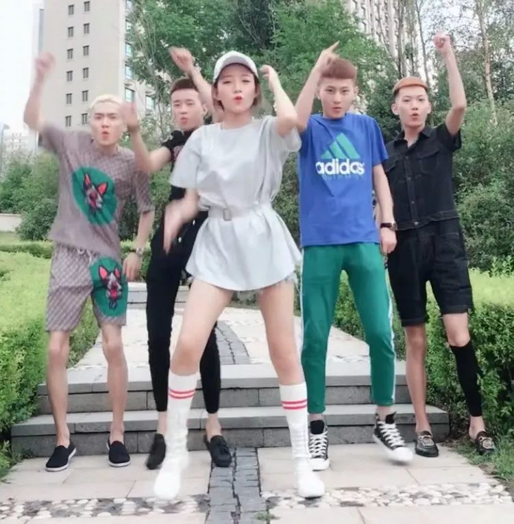 网红|16岁小混混自创社会摇疯狂吸金被封，如今狂刷百万礼物重出江湖…